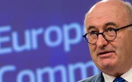 کمیسر تجارت اروپا به دلیل رعایت نکردن ضوابط بهداشتی مجبور به استعفا شد 