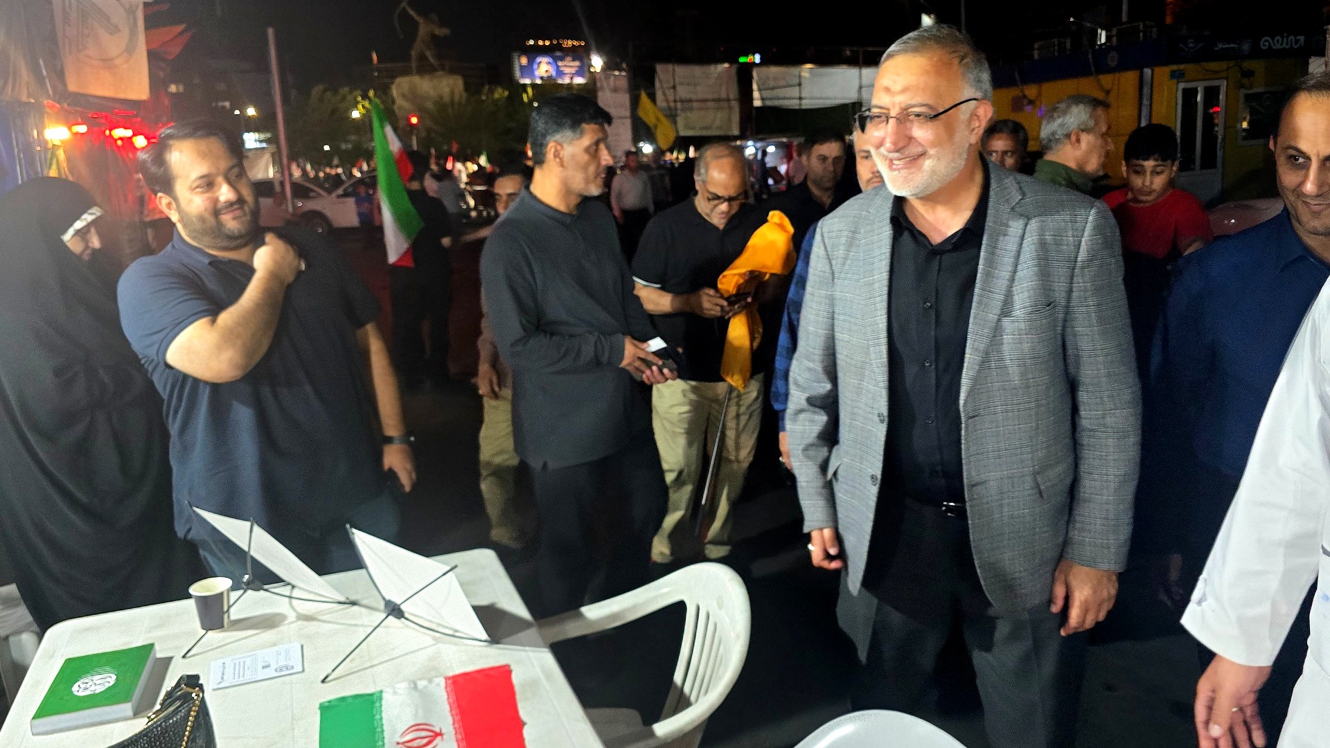 بازدید شهردار تهران و رئیس کمیسیون بهداشت مجلس از فعالیت پزشکان جهادی در میدان ونک بازدید شهردار تهران و رئیس کمیسیون بهداشت مجلس از فعالیت پزشکان جهادی در میدان ونک