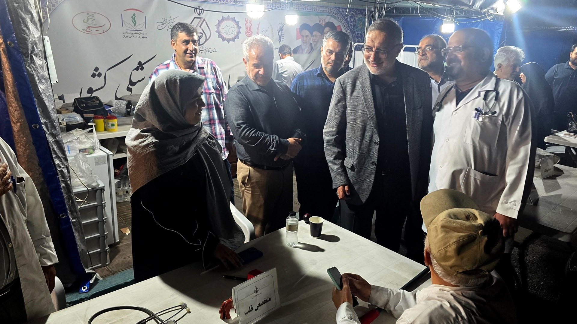 بازدید شهردار تهران و رئیس کمیسیون بهداشت مجلس از فعالیت پزشکان جهادی در میدان ونک بازدید شهردار تهران و رئیس کمیسیون بهداشت مجلس از فعالیت پزشکان جهادی در میدان ونک