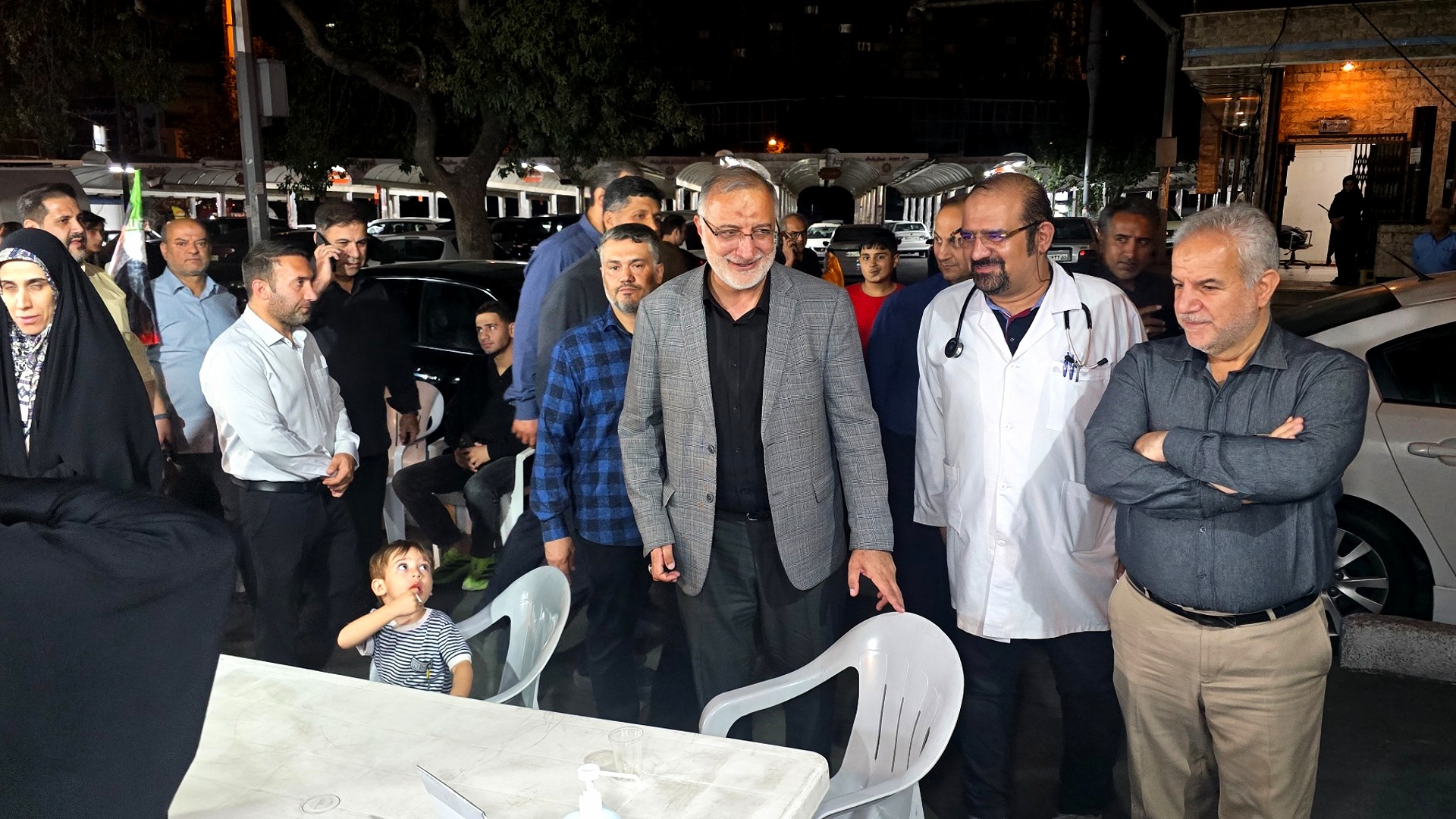 بازدید شهردار تهران و رئیس کمیسیون بهداشت مجلس از فعالیت پزشکان جهادی در میدان ونک بازدید شهردار تهران و رئیس کمیسیون بهداشت مجلس از فعالیت پزشکان جهادی در میدان ونک