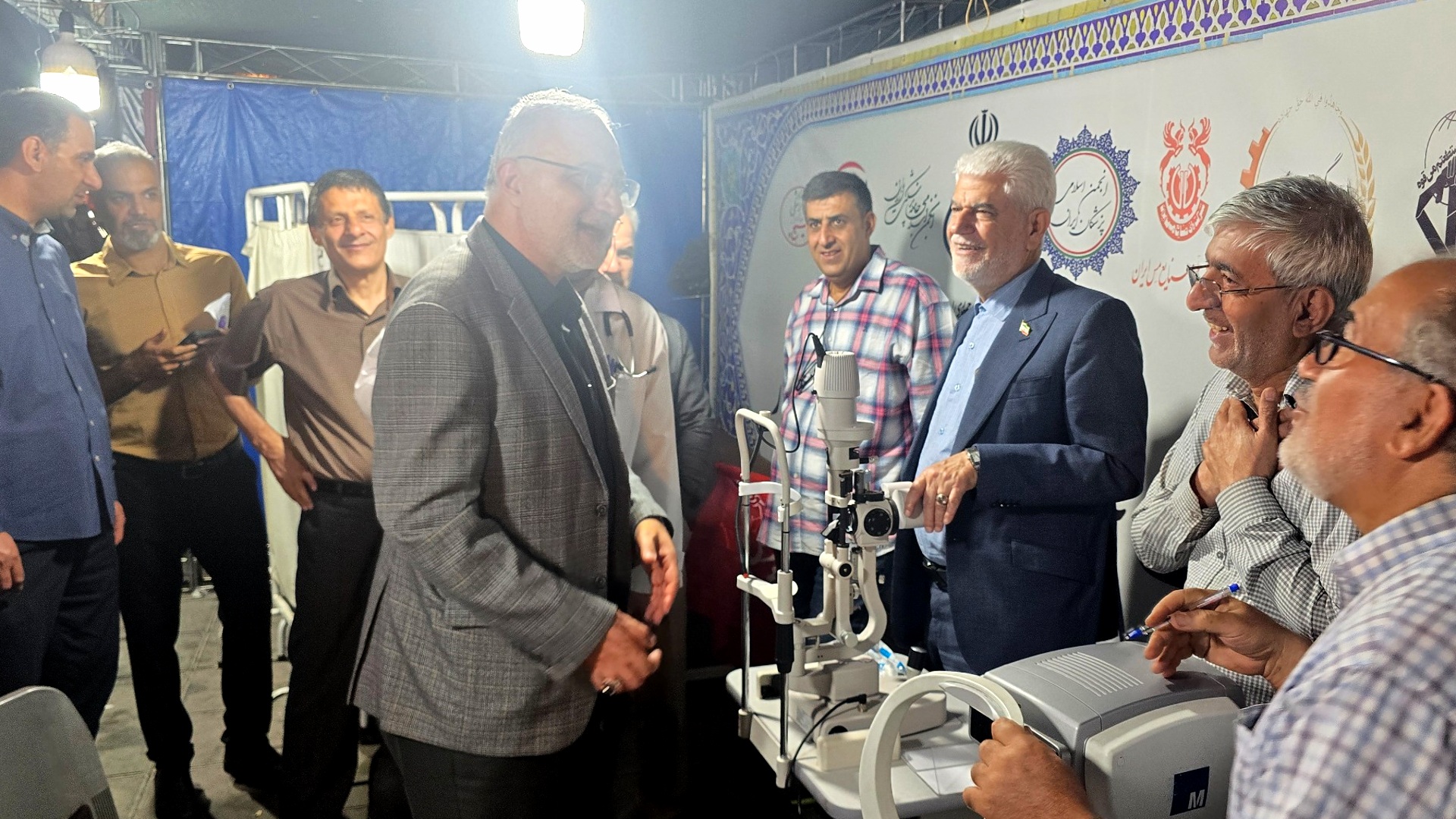 بازدید شهردار تهران و رئیس کمیسیون بهداشت مجلس از فعالیت پزشکان جهادی در میدان ونک بازدید شهردار تهران و رئیس کمیسیون بهداشت مجلس از فعالیت پزشکان جهادی در میدان ونک