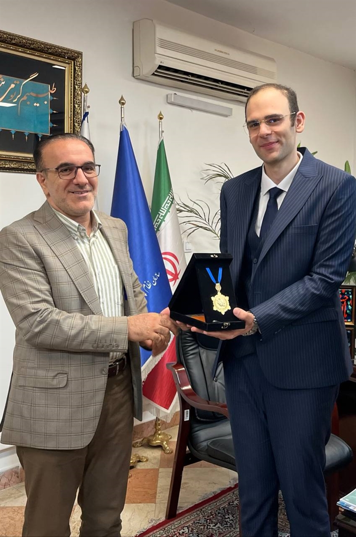 تقدیر رئیس‌کل سازمان نظام پزشکی از پزشک اورژانس ایرانشهر با اهدای مدال ویژه