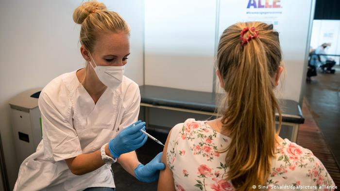 توصیه اکید پزشکان در آلمان برای واکسیناسیون فوری نوجوانان