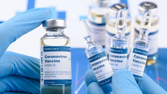 چه داروهایی را نباید در زمان واکسیناسیون کووید-۱۹ مصرف کرد؟