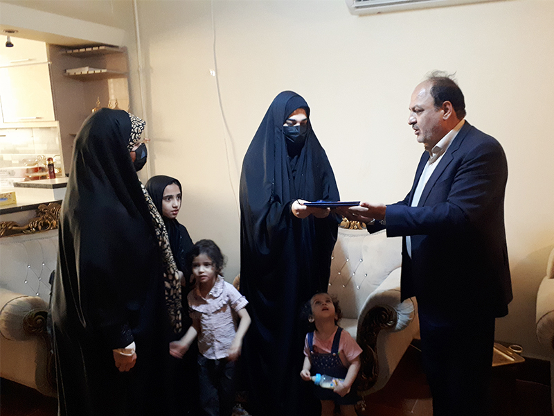 حضور معاون اجتماعی و امور مجلس سازمان نظام پزشکی در منزل شهید مدافع سلامت خرمشهر